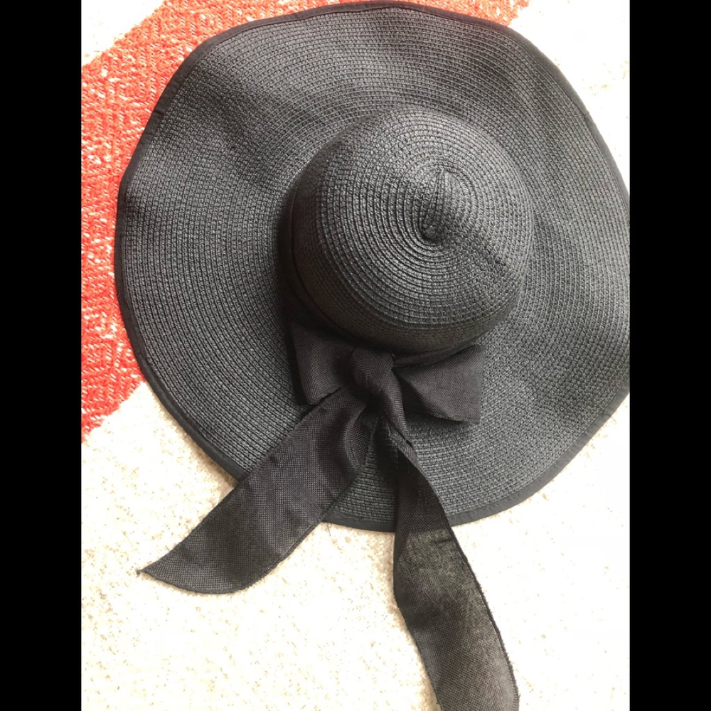 ✨🤩EUC black straw hat🤩✨